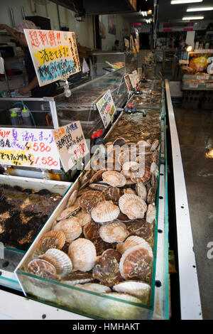 Meeresfrüchte Muscheln Fische verkaufen Nijo Fischmarkt, Sapporo. Meeresfrüchte Muscheln Fische verkaufen Otaru Fish Market, Hokkaido Stockfoto