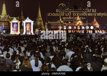 Junges Mädchen beten für die verstorbenen König Adulyadej Bhumibol am Sanam Luang, Grand Palace, Thailand, Bangkok Stockfoto