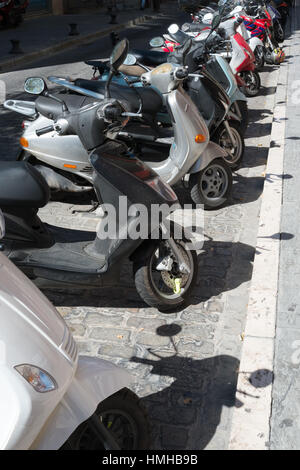 Linie der Roller auf eine Straße Sevilla Stockfoto