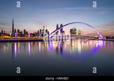 Dubai, Vereinigte Arabische Emirate - 27. Januar 2017: Bunte Sonnenaufgang über Dubai Downtown Dubai gesehen Wasser Kanal. Stockfoto