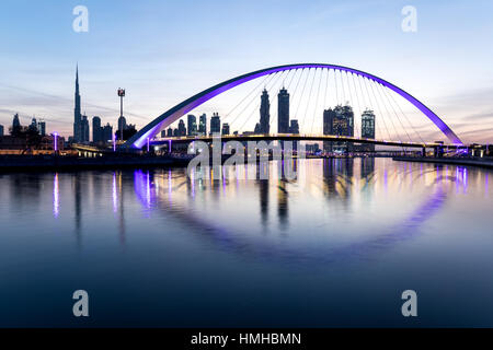 Dubai, Vereinigte Arabische Emirate - 27. Januar 2017: Bunte Sonnenaufgang über Dubai Downtown Dubai gesehen Wasser Kanal. Stockfoto