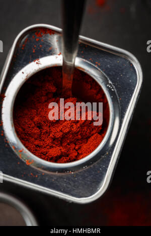 Direkt oberhalb der Schuß von geräucherter Paprika Pulver Stockfoto