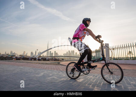 Dubai, Vereinigte Arabische Emirate - 27. Januar 2017: Biker vor der Skyline von Dubai in frühen Morgenstunden. Stockfoto