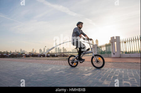 Dubai, Vereinigte Arabische Emirate - 27. Januar 2017: Biker vor der Skyline von Dubai in frühen Morgenstunden. Stockfoto