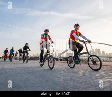 Dubai, Vereinigte Arabische Emirate - 27. Januar 2017: Biker vor der Skyline von Dubai in frühen Morgenstunden. Stockfoto