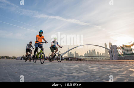 Dubai, Vereinigte Arabische Emirate - 27. Januar 2017: Biker vor der Skyline von Dubai in frühen Morgenstunden. Stockfoto