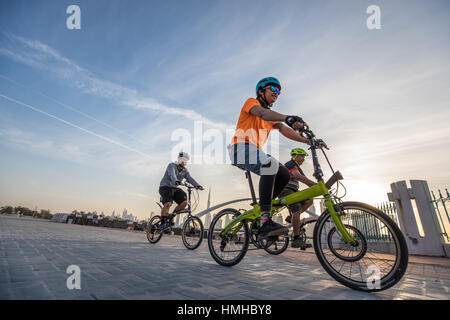 Dubai, Vereinigte Arabische Emirate - 27. Januar 2017: Biker vor der Skyline von Dubai in frühen Morgenstunden. Stockfoto