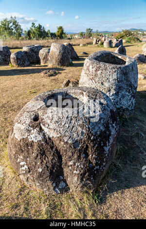 Neolithische Gläser, Plain of Jars, Seite 1, in der Nähe von Phonsevan, Laos Stockfoto