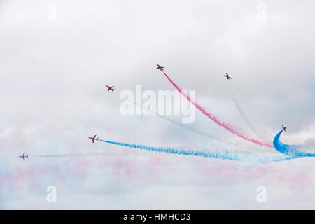 Bournemouth, Dorset, ENGLAND - 21. August 2016: Bournemouth Air Festival 2016 - sechs Hawk T-roter Pfeil-Jets führen Kunstflug und mid-Air Stunts über Stockfoto