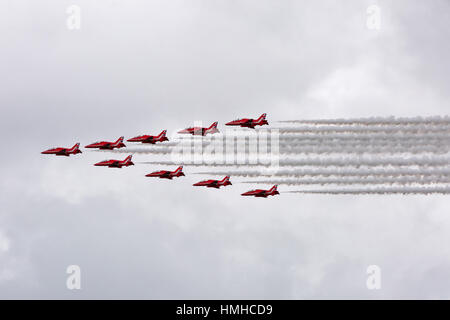 Bournemouth, Dorset, ENGLAND - 21. August 2016: Bournemouth Air Festival 2016 - zeigen neun der RAF Team The Red Arrows fliegen in Formation über eine Stockfoto