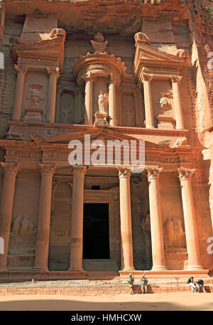 Das Khazne al-Firaun, Chaznat al-Firaun, Al-Khazneh, Schatzhaus des Pharao, ein Mausoleum aus dem Felsen geschlagen verlassen Rock Stadt Petra, al-Ba Stockfoto