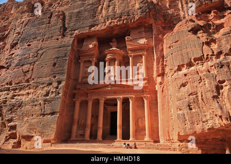 Das Khazne al-Firaun, Chaznat al-Firaun, Al-Khazneh, Schatzhaus des Pharao, ein Mausoleum aus dem Felsen geschlagen verlassen Rock Stadt Petra, al-Ba Stockfoto