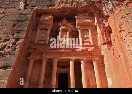 Das Khazne al-Firaun, Chaznat al-Firaun, Al-Khazneh, Schatzhaus des Pharao, ein Mausoleum aus dem Felsen geschlagen verlassen Rock Stadt Petra, al-Ba Stockfoto