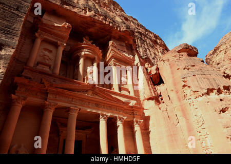 Das Khazne al-Firaun, Chaznat al-Firaun, Al-Khazneh, Schatzhaus des Pharao, ein Mausoleum aus dem Felsen geschlagen verlassen Rock Stadt Petra, al-Ba Stockfoto