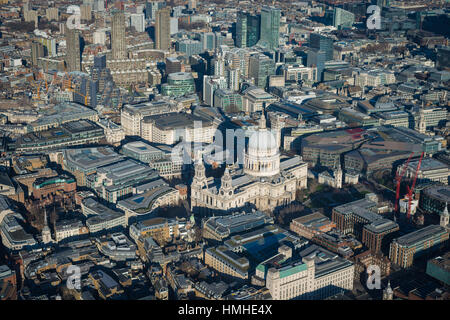 London von oben, St. Pauls Cathedral, Umgebung und das Barbican Estate vom Helikopter aus gesehen Stockfoto