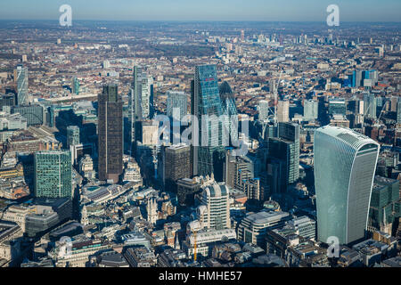 London von oben, City of London und die Sehenswürdigkeiten wie die Gurke, das Walkie Talkie und die Cheesegrater vom Helikopter aus gesehen Stockfoto