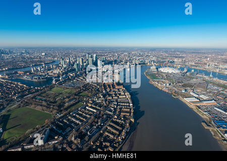 London von oben, Bilder von Canary Wharf in London vom Helikopter aus gesehen Stockfoto