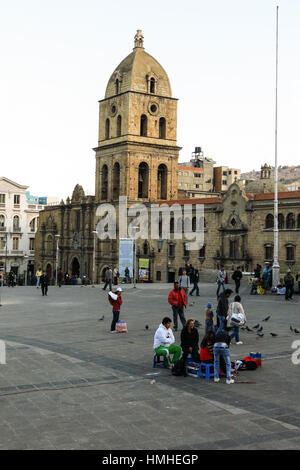 LA PAZ, Bolivien - 20. Mai 2015: Passanten in der Nähe der Basilika von San Francisco. Es befindet sich auf der Plaza San Francisco in der Innenstadt von La Paz Stockfoto