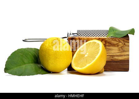 Bio-Zitronen mit Reibe isoliert auf weißem Hintergrund Stockfoto