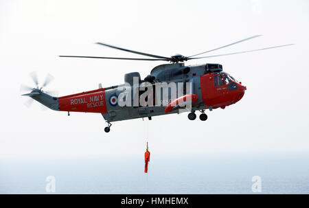 Royal Navy Rettungshubschrauber im Flug, Cornwall, UK Stockfoto