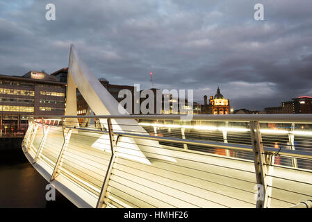 Nachtansicht der Tradeston Brücke, auch bekannt als die Squiggly Brücke über den River Clyde, Glasgow Stockfoto