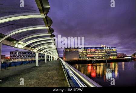 Glocken-Brücke über den River Clyde in der BBC Scotland Gebäude in Glasgow. . Stockfoto
