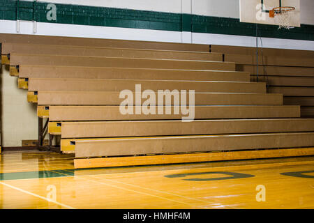 Leere Tribüne in einer Turnhalle. Stockfoto