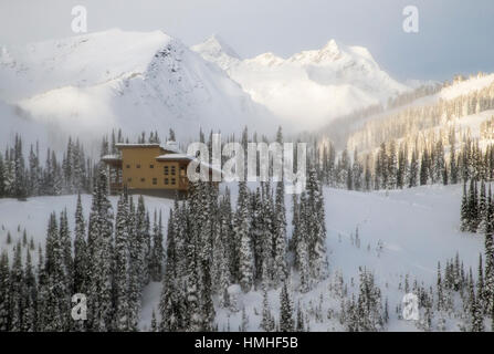 Luftaufnahme des abgelegenen Hinterland Sentry Lodge; 6920 ft; Esplanade-Bereich; Selkirk Range; Britisch-Kolumbien; Kanada Stockfoto