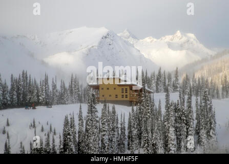 Luftaufnahme des abgelegenen Hinterland Sentry Lodge; 6920 ft; Esplanade-Bereich; Selkirk Range; Britisch-Kolumbien; Kanada Stockfoto