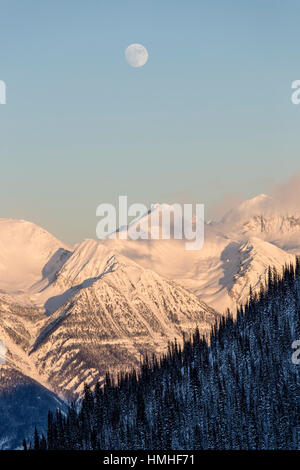 Full Moon rising über Kanadische Rockies; von Esplanada Bereich betrachtet; Selkirk Range; Britisch-Kolumbien; Kanada Stockfoto