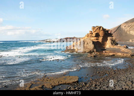 Großer Felsen in El Golfo in Lanzarote Atlantik auf den Kanaren. Stockfoto