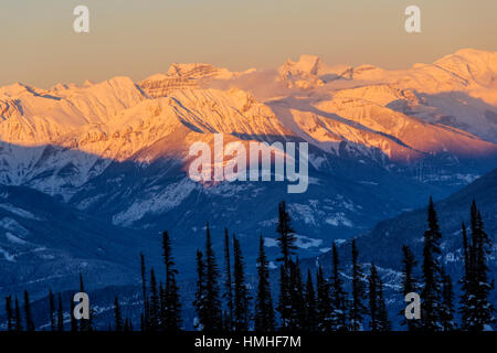 Sonnenuntergang auf verschneite Winterlandschaft; Esplanade-Bereich; Selkirk Range; Britisch-Kolumbien; Kanada Stockfoto