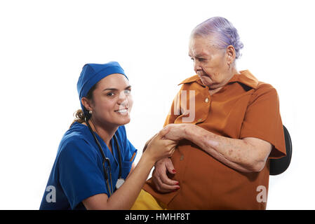 alte Patienten sitzen und an Hand der junge Arzt Stockfoto