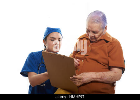 junger Arzt mit Zwischenablage für alte Patienten auf weißem Hintergrund Stockfoto