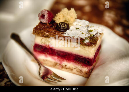 Nahaufnahme von einer geschichteten Sahne-Torte mit Himbeeren (Sommerkuss), Cafe Central, Wien, Österreich Stockfoto