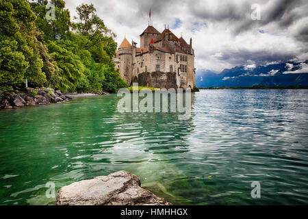 Niedrigen Winkel Blick auf das Schloss Chillon Veytaux, Kanton Waadt, Schweiz Stockfoto