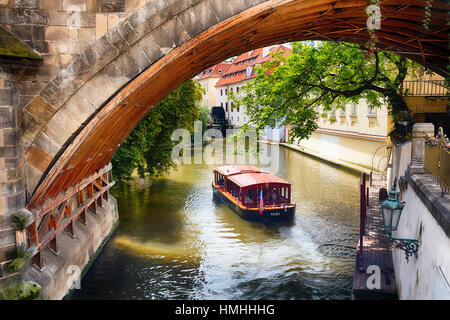 Sightseeing-Boot-Pässe unter dem Bogen der Karlsbrücke, Prag, Tschechische Republik Stockfoto