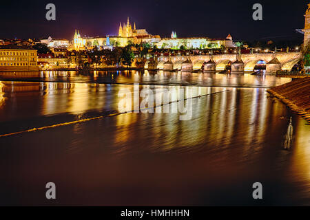 Nachtansicht der Charles Brücke über den Fluss Vltva mit dem Cadtle Bezirk im Hintergrund, Prag, Tschechische Republik Stockfoto