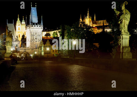 Nightime Sicht auf das Burgviertel von der Karlsbrücke, Prag, Tschechische Republik Stockfoto