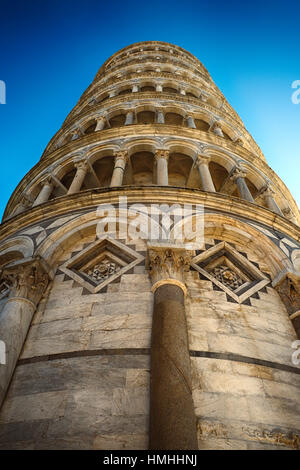 Niedrigen Winkel senkrechten Blick auf den schiefen Turm in Pisa, Domplatz, Pisa, Italien Stockfoto