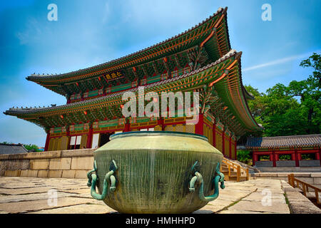 Niedrigen Winkel Ansicht der Geunjeongjeon-Halle (Kaisersaal) mit einem Weihrauch Wasserkocher im Vordergrund, Gyeongbokgung Palast, Seoul, South Korea Stockfoto