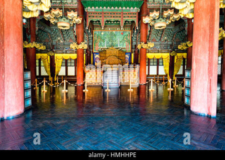 Thron Hall Gebäudeinneren im Gyeongbokgung-Palast, Seoul, Südkorea Stockfoto