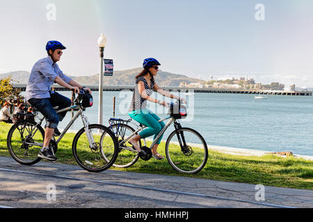 Paar, Radfahren auf einem Pfad entlang der San Francisco Bay, Kalifornien, USA Stockfoto