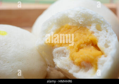 Nahaufnahme von innen gedämpft cremigen Pudding Bun Stockfoto