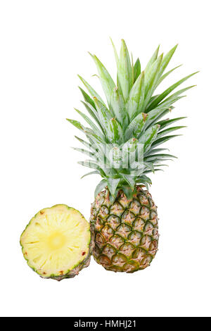 Ananas mit Scheiben isoliert auf weiss mit Beschneidungspfad Stockfoto