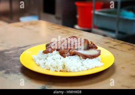 Gebratene char siu Schweinefleisch mit Reis an einem lokalen hong kong Restaurant; Stockfoto