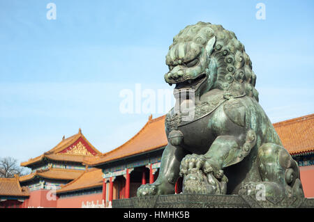 Löwe aus Bronze Erziehungsberechtigten bei der verbotenen Stadt, Peking Stockfoto