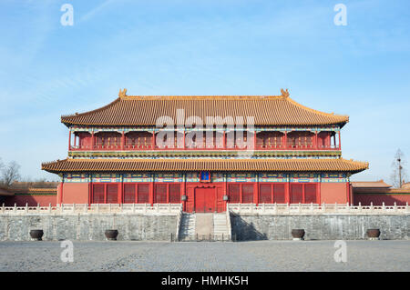 Große Wasser Kessel außerhalb der Turm verstärkt Gerechtigkeit im Ehrenhof der verbotenen Stadt, Beijing Stockfoto