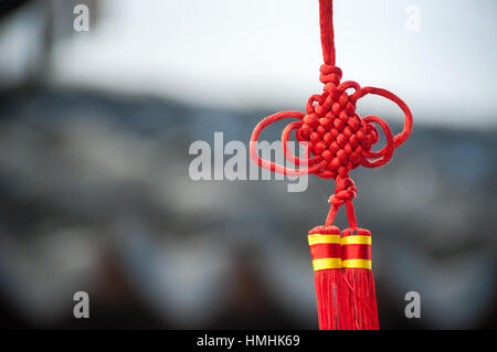 Eine rote chinesische Knoten Dekoration hängen in einer Suzhou-Straße Stockfoto