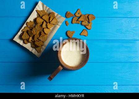 Bierkrug und getrocknetes Brot on Wooden Background Stockfoto